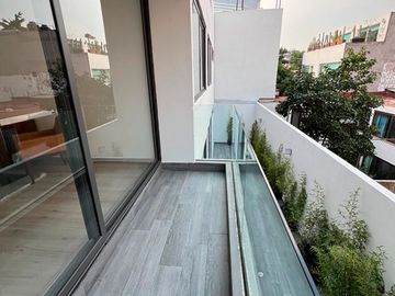 Residencia Boutique Frente al Parque de la Bola | 190 m², 1 Balcón y 2 Terrazas y 3 Estacionamientos.