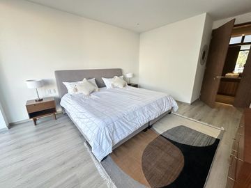 Residencia Boutique Frente al Parque de la Bola | 190 m², 1 Balcón y 2 Terrazas y 3 Estacionamientos.