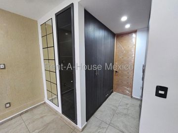 Casa en renta parcialmente amueblada con 3 Hab, 4 Baños en Milenio, Queretaro.