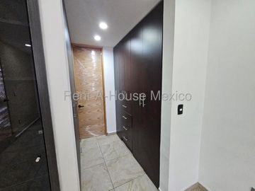 Casa en renta parcialmente amueblada con 3 Hab, 4 Baños en Milenio, Queretaro.