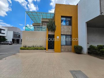 Casa en renta parcialmente amueblada con 3 Hab, 4 Baños en Milenio, Queretaro.