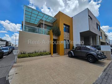 Casa en renta parcialmente amueblada con 3 Hab, 4 Baños en Milenio, Queretaro.