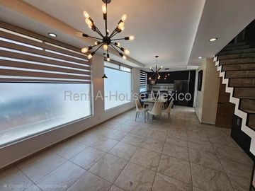 Casa en renta parcialmente amueblada con 3 Hab, 4 Baños en Milenio, Queretaro.