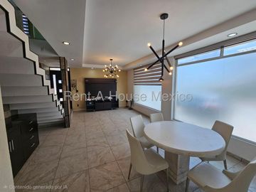 Casa en renta parcialmente amueblada con 3 Hab, 4 Baños en Milenio, Queretaro.