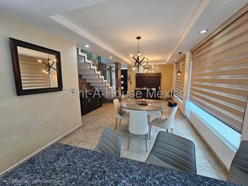 Casa en renta parcialmente amueblada con 3 Hab, 4 Baños en Milenio, Queretaro.