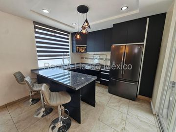 Casa en renta parcialmente amueblada con 3 Hab, 4 Baños en Milenio, Queretaro.
