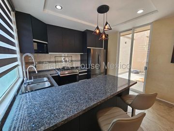 Casa en renta parcialmente amueblada con 3 Hab, 4 Baños en Milenio, Queretaro.