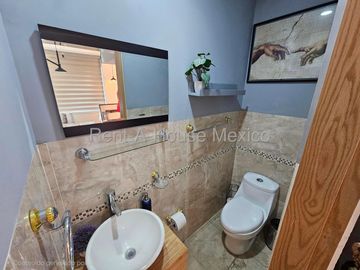 Casa en renta parcialmente amueblada con 3 Hab, 4 Baños en Milenio, Queretaro.