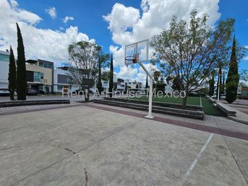 Casa en renta parcialmente amueblada con 3 Hab, 4 Baños en Milenio, Queretaro.