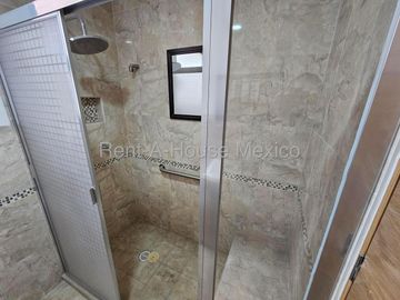 Casa en renta parcialmente amueblada con 3 Hab, 4 Baños en Milenio, Queretaro.