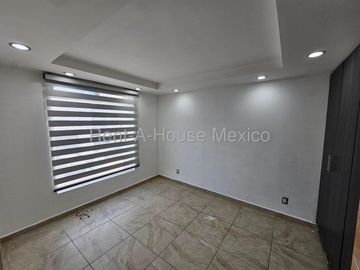 Casa en renta parcialmente amueblada con 3 Hab, 4 Baños en Milenio, Queretaro.