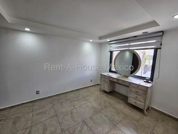 Casa en renta parcialmente amueblada con 3 Hab, 4 Baños en Milenio, Queretaro.