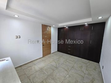 Casa en renta parcialmente amueblada con 3 Hab, 4 Baños en Milenio, Queretaro.