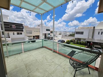 Casa en renta parcialmente amueblada con 3 Hab, 4 Baños en Milenio, Queretaro.