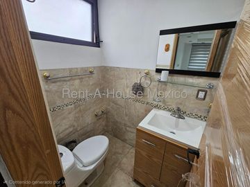 Casa en renta parcialmente amueblada con 3 Hab, 4 Baños en Milenio, Queretaro.