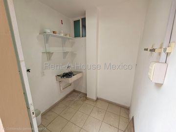 Casa en renta parcialmente amueblada con 3 Hab, 4 Baños en Milenio, Queretaro.