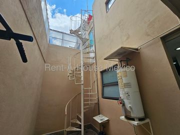 Casa en renta parcialmente amueblada con 3 Hab, 4 Baños en Milenio, Queretaro.