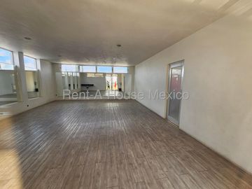 Casa en renta parcialmente amueblada con 3 Hab, 4 Baños en Milenio, Queretaro.