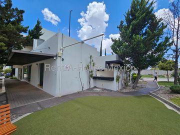 Casa en renta parcialmente amueblada con 3 Hab, 4 Baños en Milenio, Queretaro.