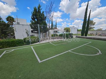 Casa en renta parcialmente amueblada con 3 Hab, 4 Baños en Milenio, Queretaro.
