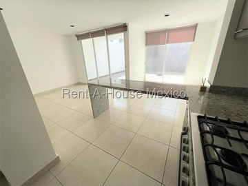 Casa en Renta en Zakia Queretaro | 3 rec + opcion a 4ta rec o estudio en 3er nivel | 3.5 baños | Roof Garden YR