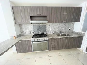 Casa en Renta en Zakia Queretaro | 3 rec + opcion a 4ta rec o estudio en 3er nivel | 3.5 baños | Roof Garden YR