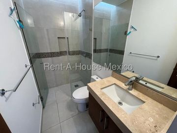Casa en Renta en Zakia Queretaro | 3 rec + opcion a 4ta rec o estudio en 3er nivel | 3.5 baños | Roof Garden YR