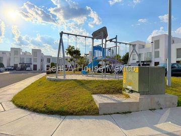 Casa en Renta en Zakia Queretaro | 3 rec + opcion a 4ta rec o estudio en 3er nivel | 3.5 baños | Roof Garden YR