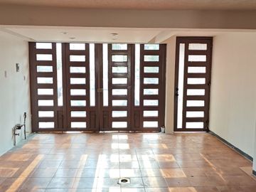 Casa y Local, 2 Niveles, Plazas Amalucan, Av Principal, $2,050,000.00