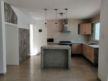 MODERNA FUNCIONAL 3REC 2,5 BAÑOS ESTUDIO ALBERCA Y VIGILANCIA 24/7 PEGADA AL JUNIPERO A LA ALTURA DE CARL´S JUNIOR