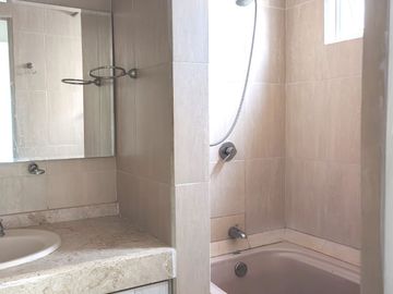 MODERNA FUNCIONAL 3REC 2,5 BAÑOS ESTUDIO ALBERCA Y VIGILANCIA 24/7 PEGADA AL JUNIPERO A LA ALTURA DE CARL´S JUNIOR