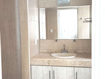 MODERNA FUNCIONAL 3REC 2,5 BAÑOS ESTUDIO ALBERCA Y VIGILANCIA 24/7 PEGADA AL JUNIPERO A LA ALTURA DE CARL´S JUNIOR