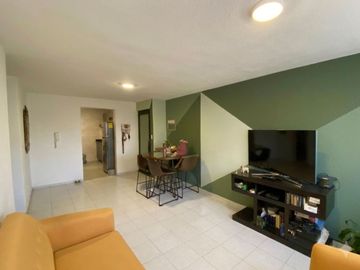 Departamento amueblado con estacionamiento, área de lavado, portón, en venta