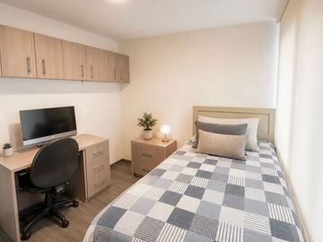 Departamento amueblado con estacionamiento, área de lavado, portón, en venta