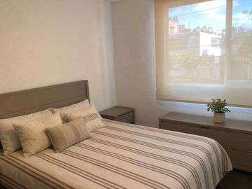 Departamento amueblado con estacionamiento, área de lavado, portón, en venta
