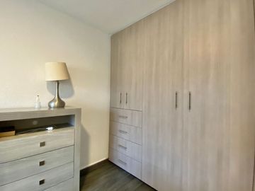 Departamento amueblado con estacionamiento, área de lavado, portón, en venta