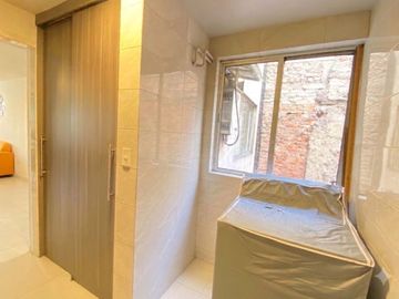 Departamento amueblado con estacionamiento, área de lavado, portón, en venta