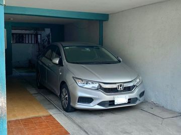 Departamento amueblado con estacionamiento, área de lavado, portón, en venta