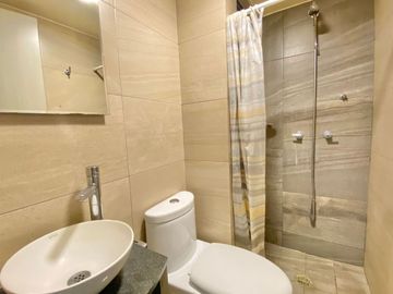 Departamento amueblado con estacionamiento, área de lavado, portón, en venta