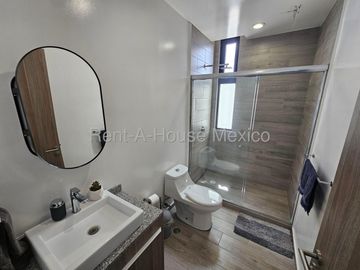 Departamento amueblado en renta con 2 Hab, 2 Baños en Piamontés, Queretaro, Mexico.