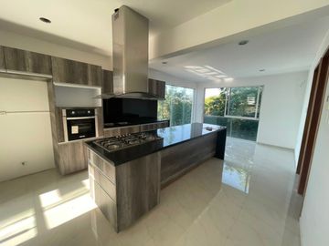 Casa en venta en El Mirador La Calera, Puebla con 10 recámaras y amplio terreno