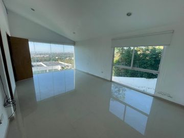 Casa en venta en El Mirador La Calera, Puebla con 10 recámaras y amplio terreno