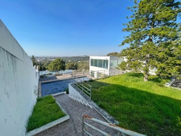 Casa en venta en El Mirador La Calera, Puebla con 10 recámaras y amplio terreno
