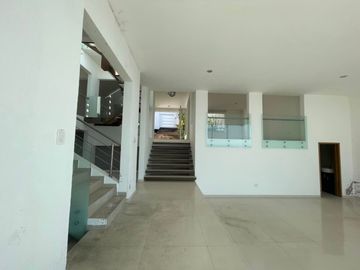 Casa en venta en El Mirador La Calera, Puebla con 10 recámaras y amplio terreno