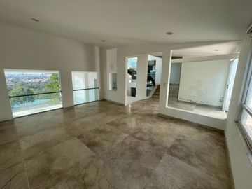 Casa en venta en El Mirador La Calera, Puebla con 10 recámaras y amplio terreno