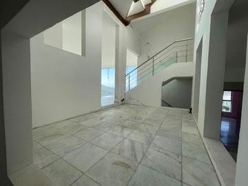 Casa en venta en El Mirador La Calera, Puebla con 10 recámaras y amplio terreno