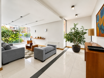 Se Vende Espacioso Y Remodelado 2d+2estacion. Providencia