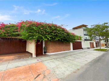 OPORTUNIDAD | Casa como terreno en venta en La Aurora, Miraflores | 301 m² | US$499,000