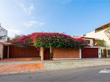 OPORTUNIDAD | Casa como terreno en venta en La Aurora, Miraflores | 301 m² | US$499,000