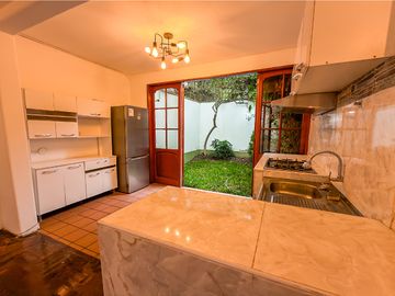 OPORTUNIDAD | Casa como terreno en venta en La Aurora, Miraflores | 301 m² | US$499,000